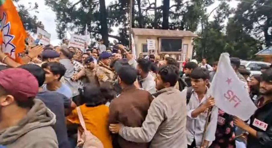 शिमला डीसी ऑफिस के बाहर भाजपा और माकपा कार्यकर्ता भिड़े, प्रदर्शन के दौरान धक्का-मुक्की से बढ़ा तनाव
