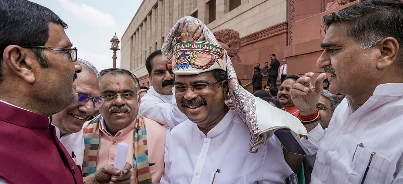 इस्तीफे के बाद संसद पहुंचे धर्मेंद्र प्रधान का जोरदार स्वागत, पाग पहनाकर ले जाया गया संसद कक्ष में