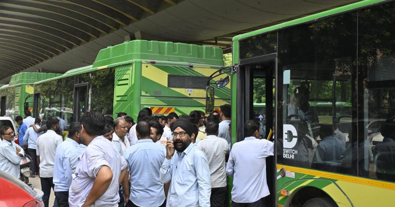 दिल्ली में बस चालकों की हडताल जारी, लोग परेशान, आटो का किराया भी दोगुना हो गया है