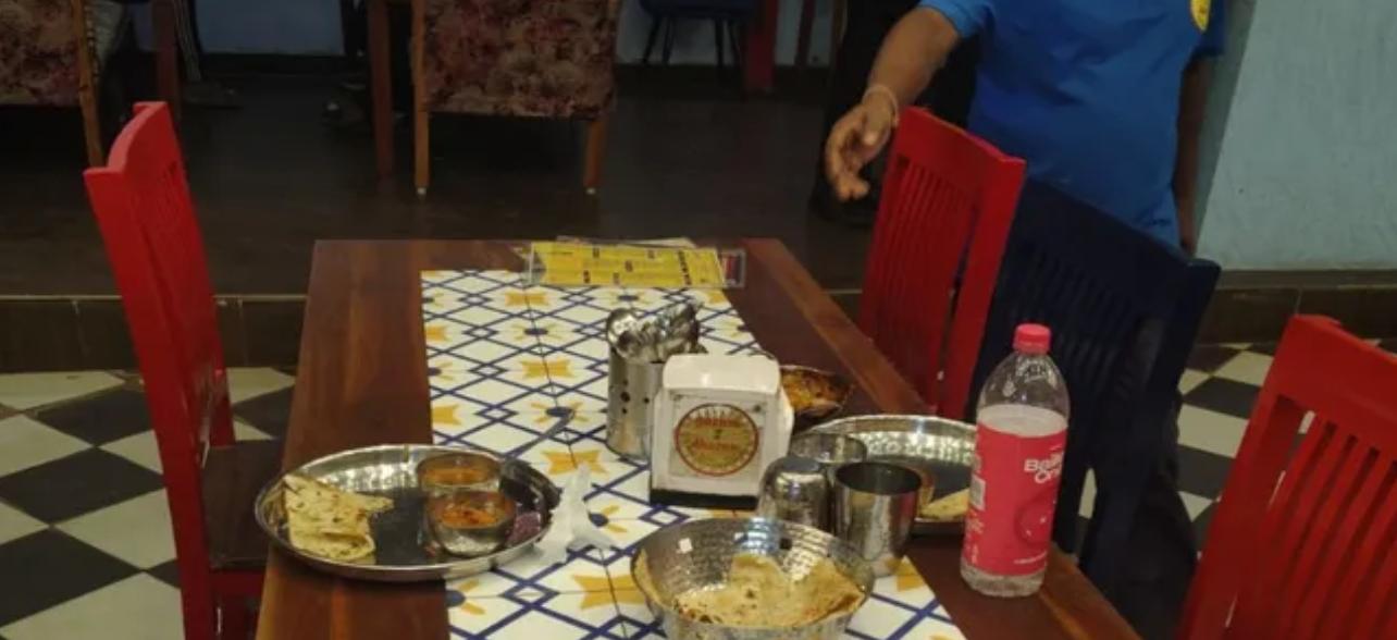 गाजियाबाद के नामी ढाबे में कढाही पनीर में निकला मरा हुआ कॉकरोच